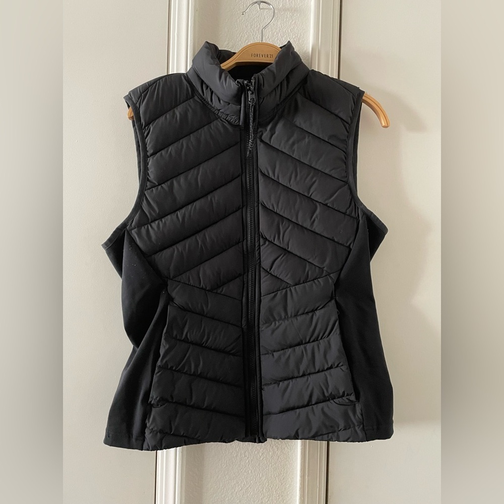 Fabletics Lightweight Adventure Vest - Picture 4 of 5